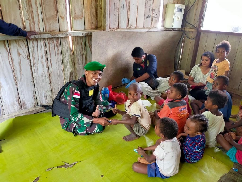 Cegah Penyakit Filariasis, Satgas Yonif 126/Kala Cakti Periksa Kesehatan Anak Papua