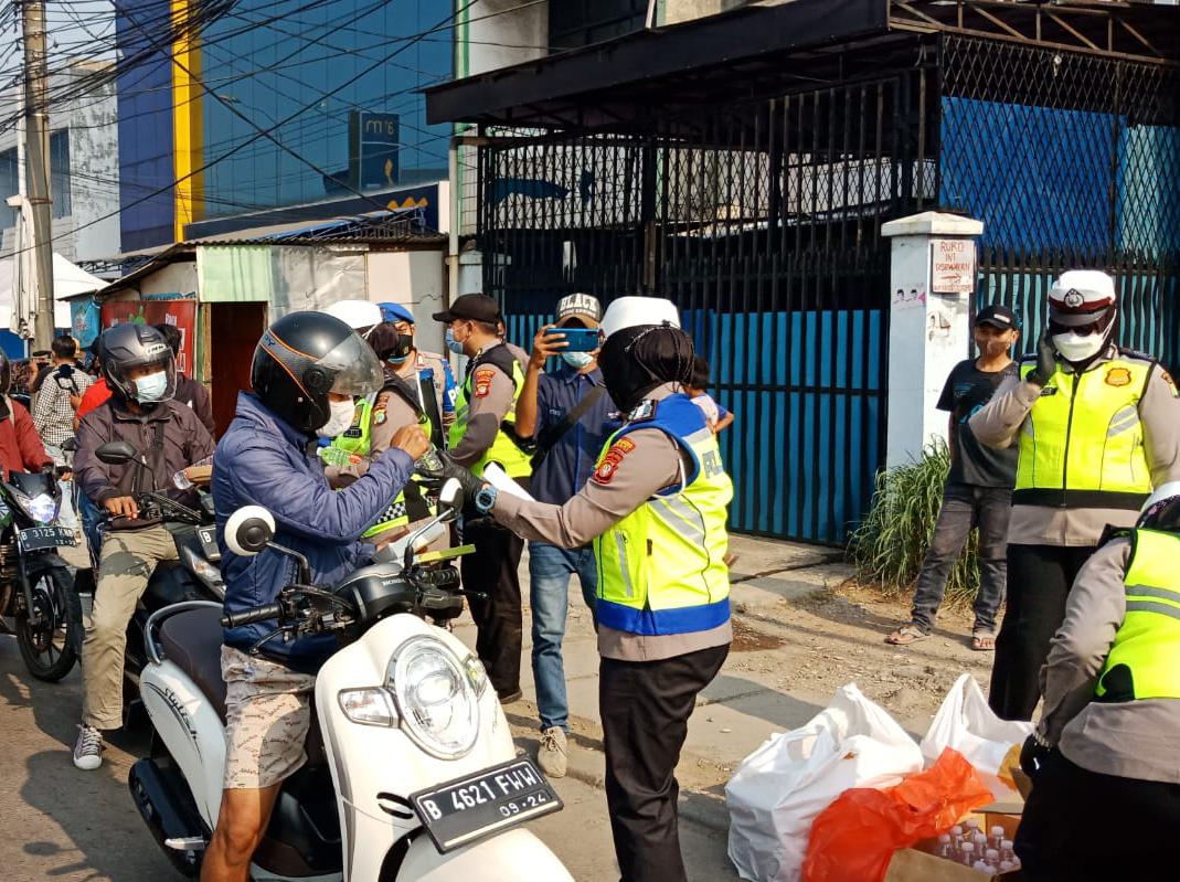 Dapat Makanan dan Masker dari Satlantas Polres Metro Bekasi, Warga: Terima Kasih Polisi