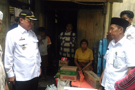 HM Wardan Kunjungi dan Serahkan Bantuan kepada M Bara Saputra dan Neneknya