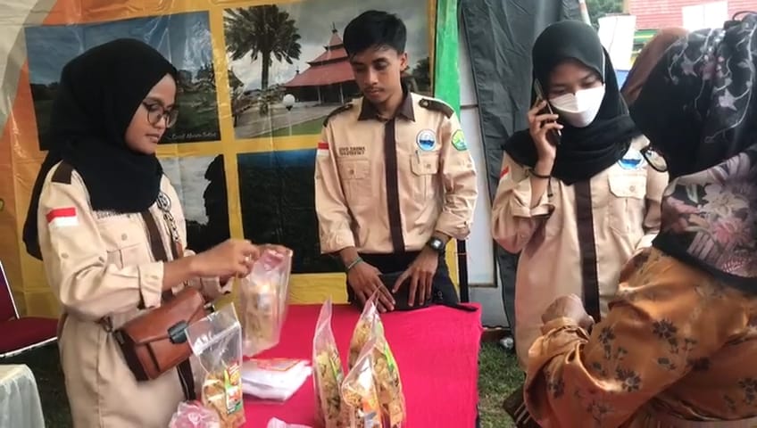 Tim Kukerta Terintegrasi Unri Desa Pulau Lawas Pasarkan Produk Sunti Sukaku pada acara Bagholek Godang