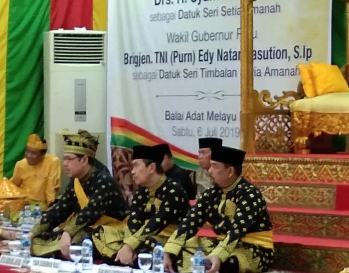 Gubernur dan Wakil Gubernur Riau Resmi Menyandang Gelar Adat dari LAM Riau