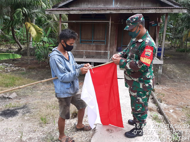 Babinsa Koramil 01 Tembilahan Bagikan Bendera kepada Warga