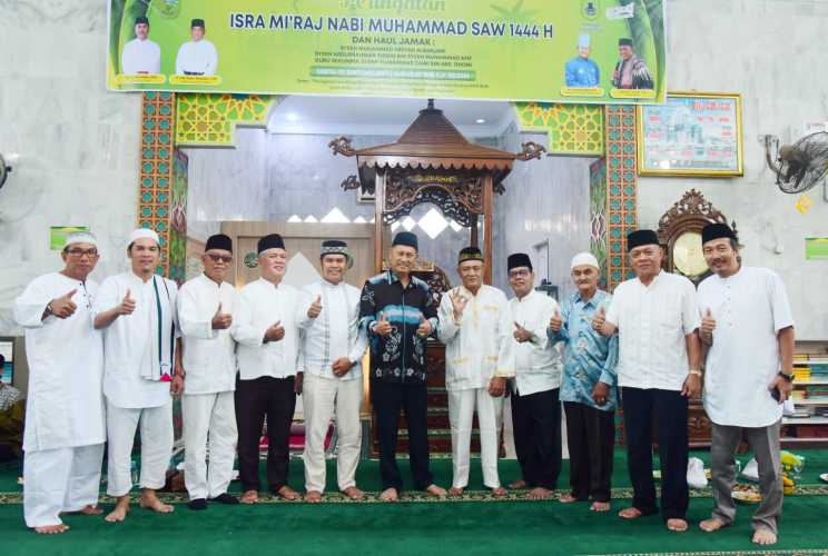 Hadiri Isra' Mi'raj, Dato' Natawarga Laksana H.Syamsuddin Uti Ajak Warga Banjar Muliakan Auliya'
