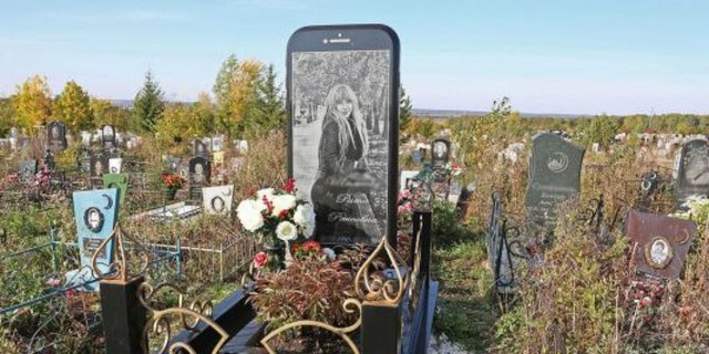 Batu Nisan iPhone Raksasa di Pemakaman ini Bikin Geger, Punya Siapa ya?