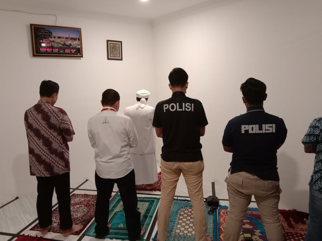 Polisi Ajak Rizieq Tunaikan Salat Maghrib Berjamaah