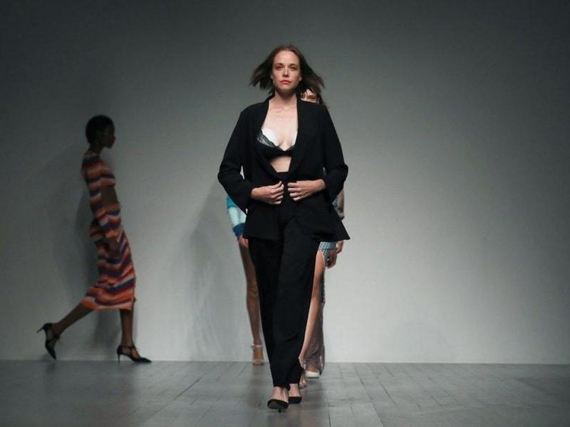 Model Berjalan di Catwalk London Fashion Week Sambil Gunakan Pompa ASI