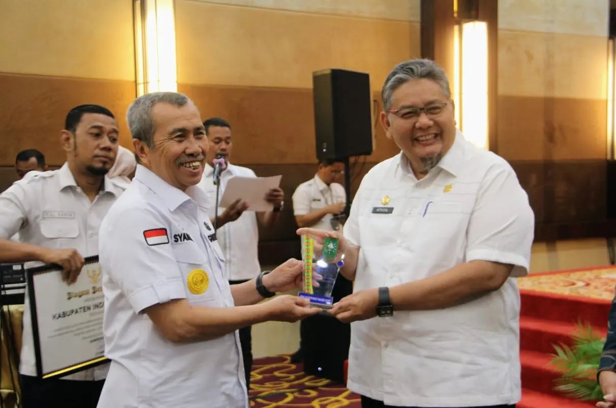 Pemkab Inhil Raih Penghargaan Peringkat 3 Kabupaten Penyumbang Realisasi Investasi Di Provinsi Riau Tahun 2022