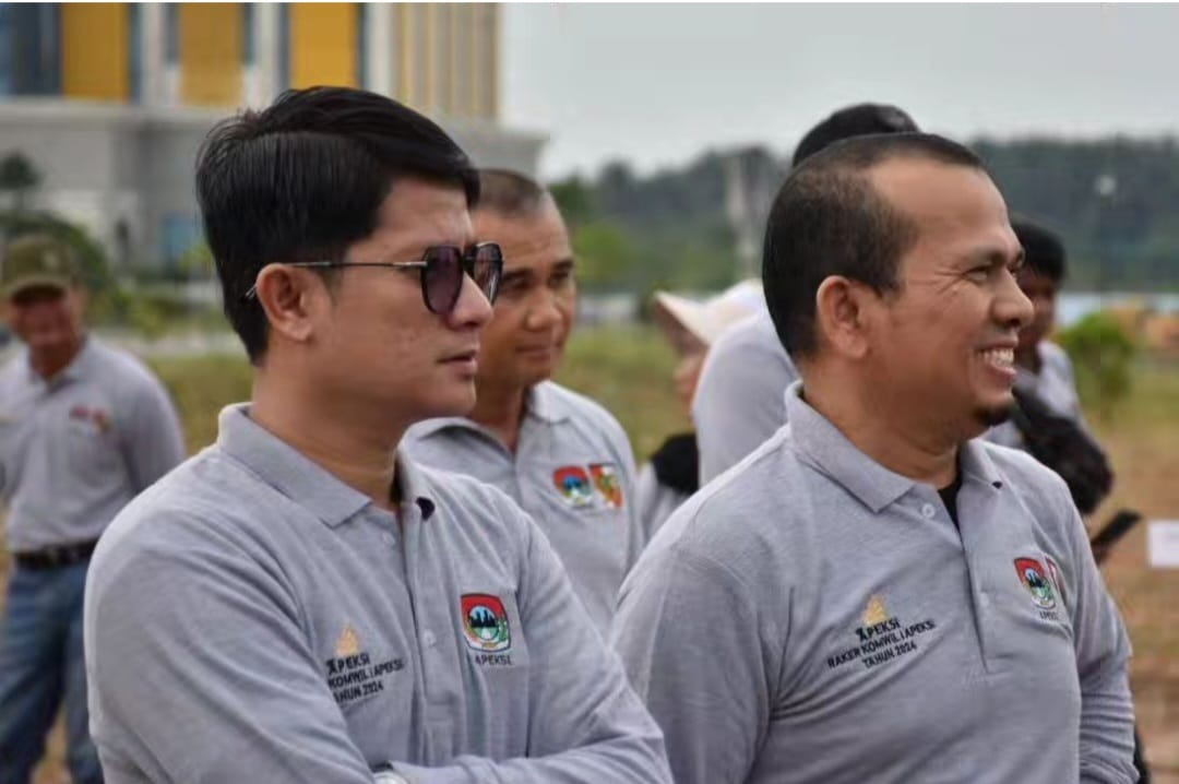 Ketua DPRD Pekanbaru Sabarudi Ikut Serta dalam Kegiatan Penanaman Pohon saat Raker Komwil 1 APEKSI