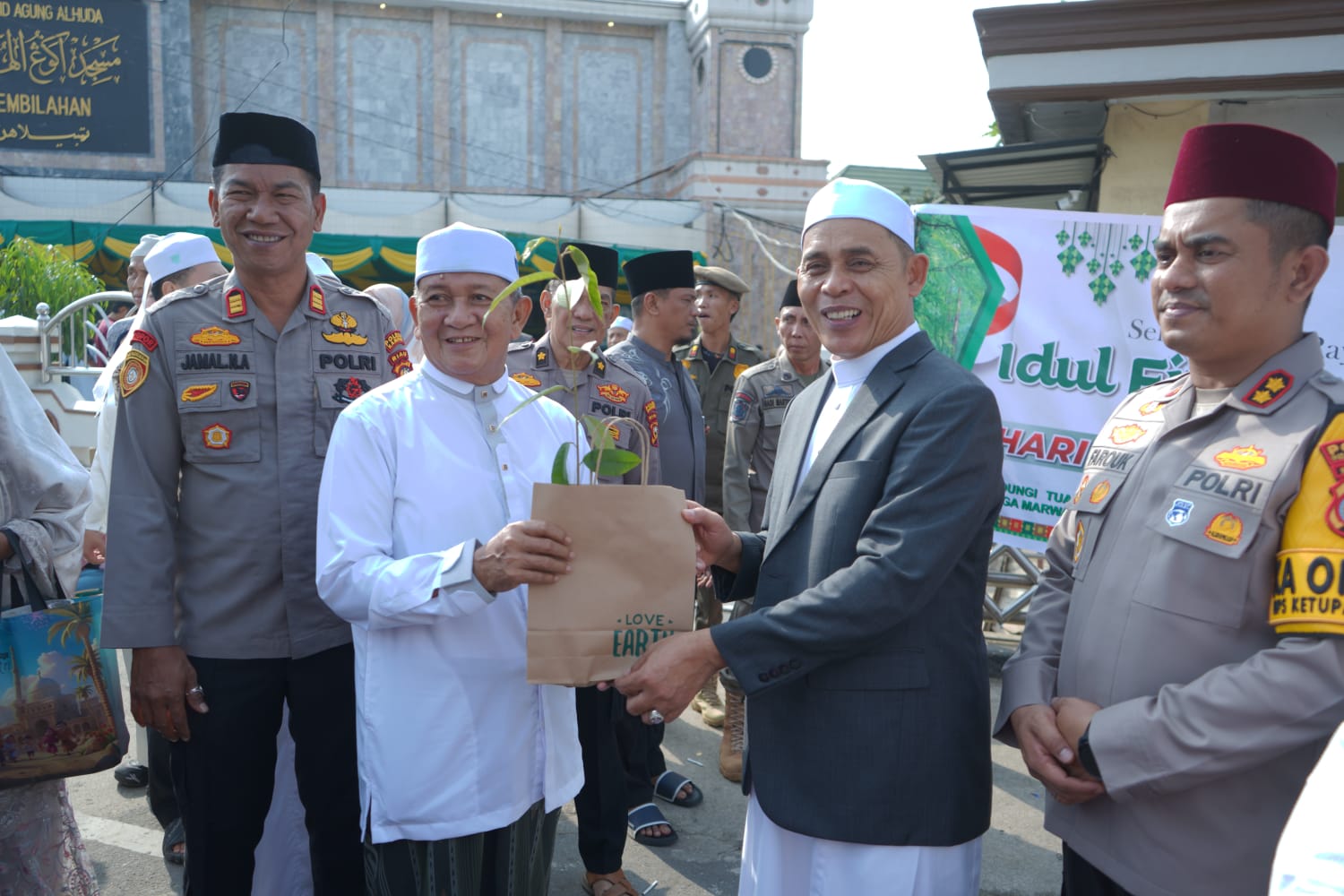 Bupati Inhil Maknai Hari Kemenangan Sebagai Momen Persatuan Hadapi Tantangan Daerah dan Peningkatan Kualitas Ibadah