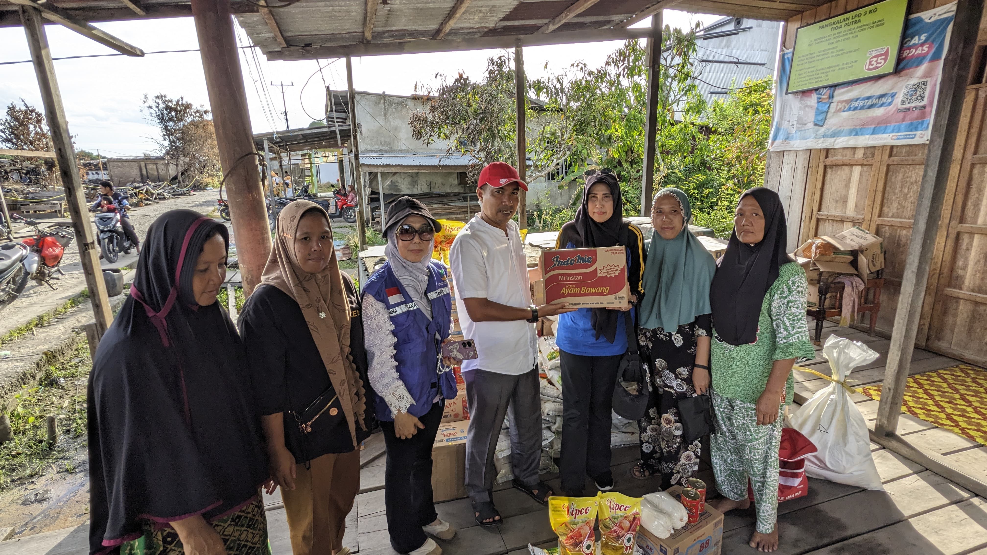 Pemkab Inhil Salurkan Bantuan Logistik bagi Korban Kebakaran Desa Simpang Gaung; Bupati H. Herman Koordinasikan Bantuan Lanjutan